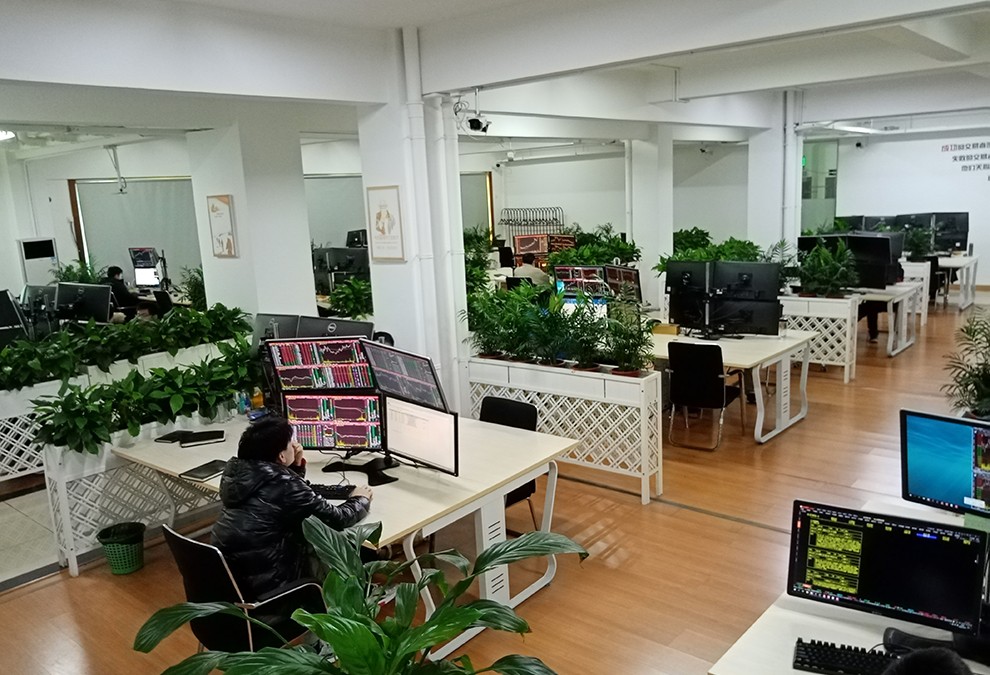 年度千万级别技术研究投入，定期与国内外专家大牛学习交流，始终保持站在量化研究领域的最前沿。